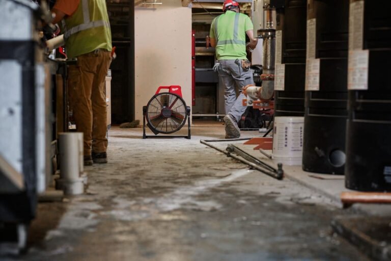 Milwaukee 0821-20 Cordless / Corded M18 Brushless 18-in. Fan, Tool Only