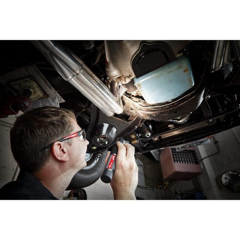 Milwaukee 2161-21 USB Rechargable 1100-Lumen Twist Focus Flashlight