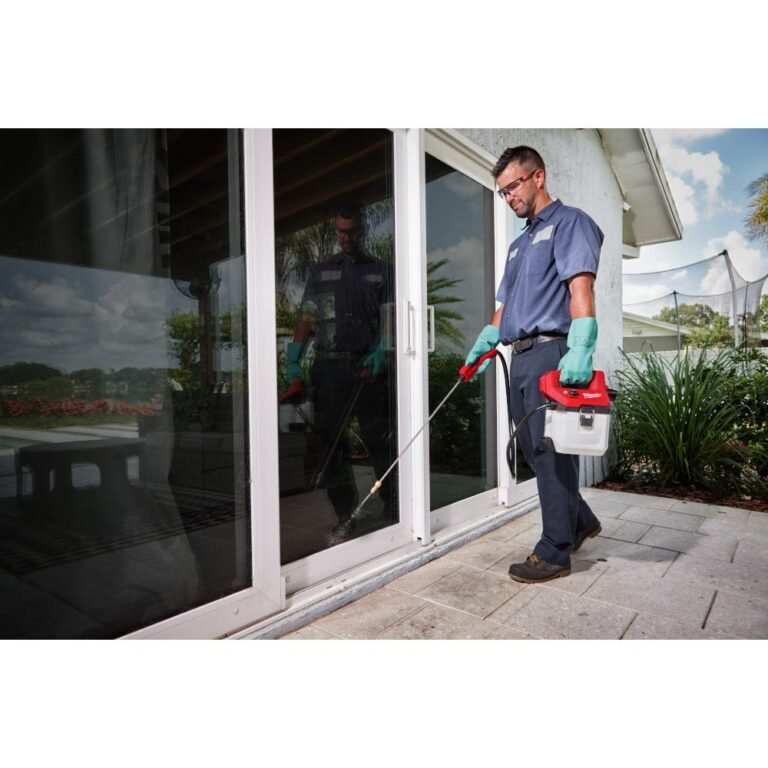 Milwaukee 2528-21G1 M12 1-Gallon Handheld Sprayer 2.0Ah Kit