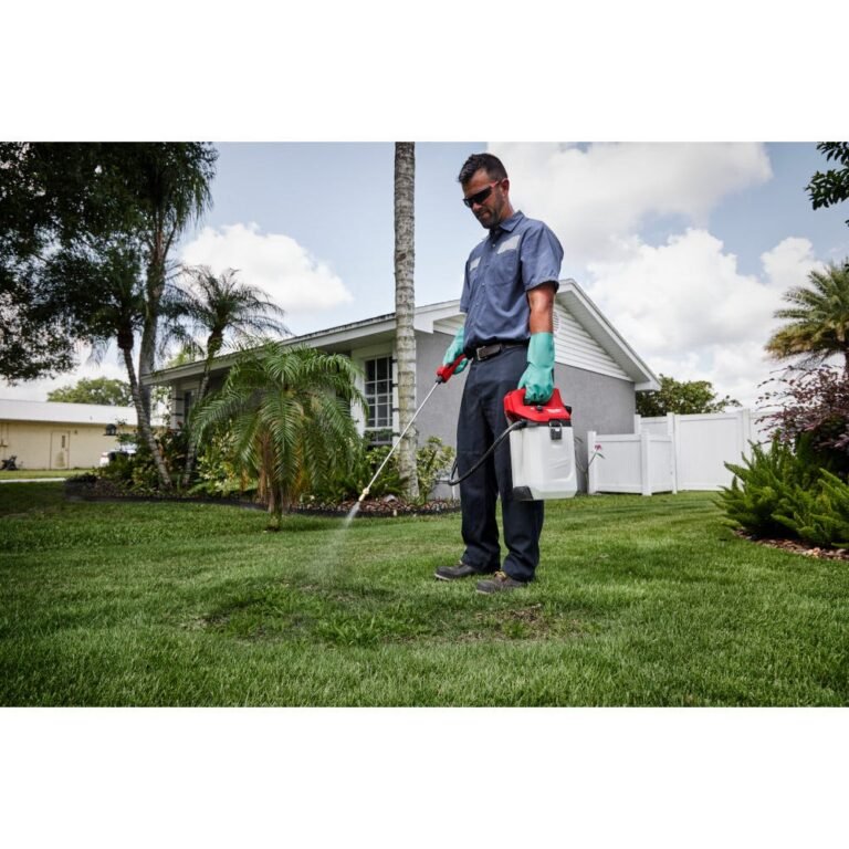 Milwaukee 2528-21G2 M12 2-Gallon Handheld Sprayer 2.0Ah Kit