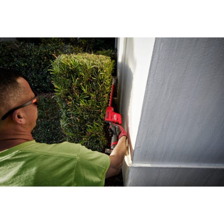 Milwaukee 2533-21 M12 FUEL 8-in Hedge Trimmer 4.0 Ah Kit