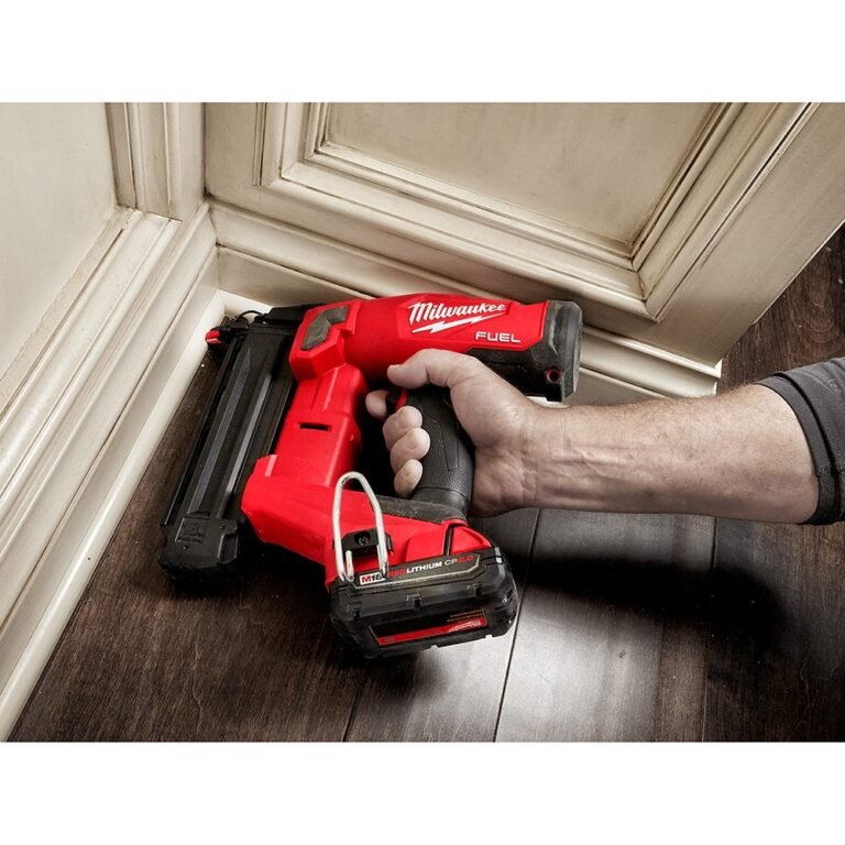 Milwaukee 2746-21CT M18 FUEL Brushless Cordless 18-Gauge Brad Nailer 2.0Ah Kit