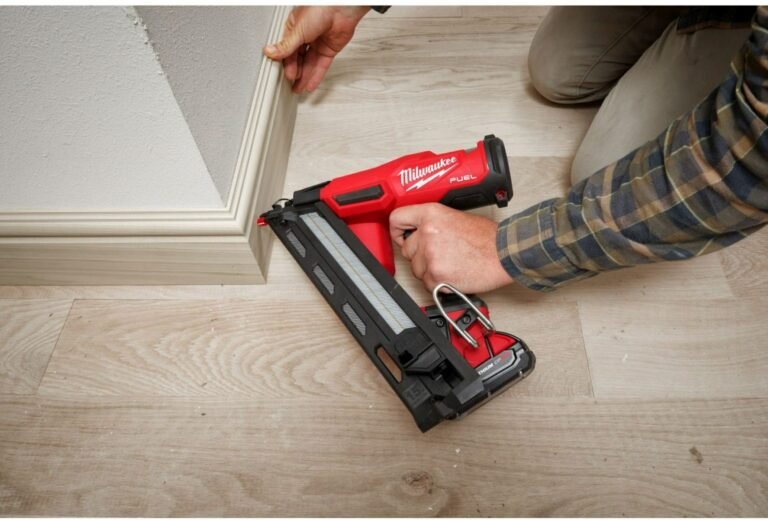 Milwaukee 2839-20 M18 FUEL 15-Gauge Finish Nailer, Tool Only