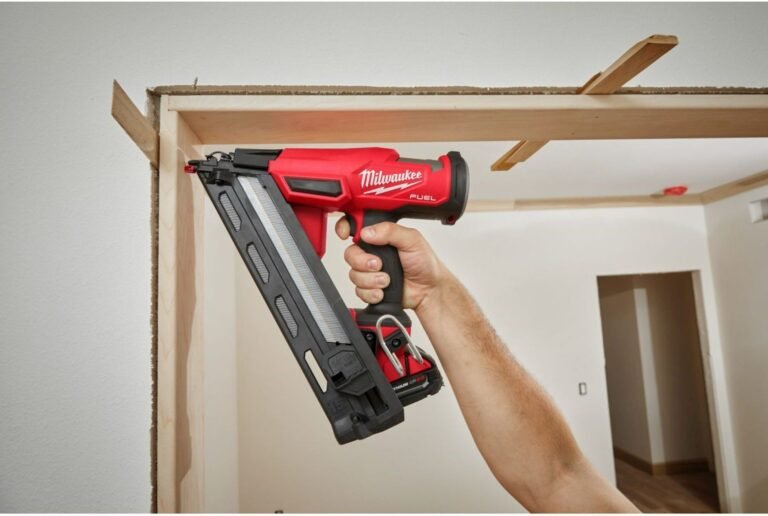 Milwaukee 2839-21CT M18 FUEL 15-Gauge Finish Nailer 2.0Ah Kit