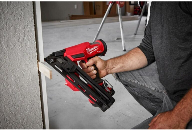 Milwaukee 2839-20 M18 FUEL 15-Gauge Finish Nailer, Tool Only