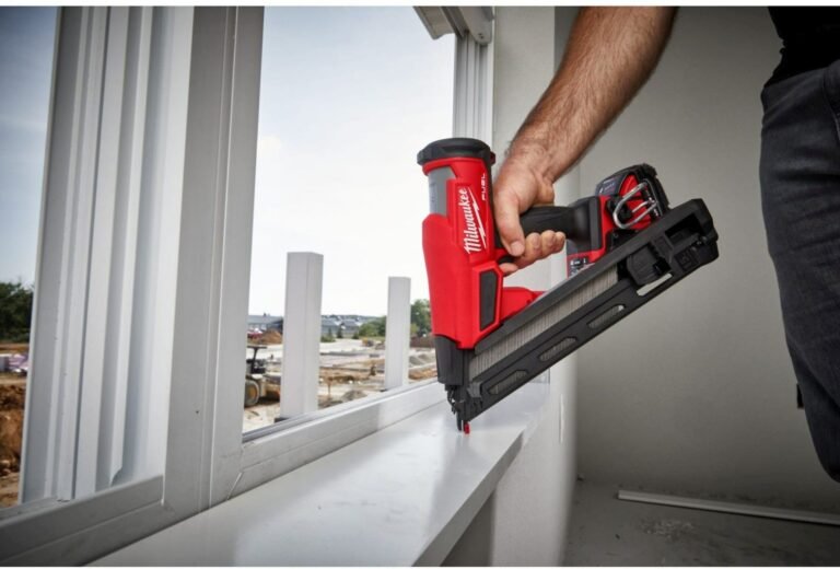 Milwaukee 2839-21CT M18 FUEL 15-Gauge Finish Nailer 2.0Ah Kit