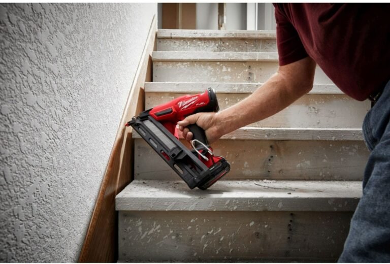 Milwaukee 2839-20 M18 FUEL 15-Gauge Finish Nailer, Tool Only