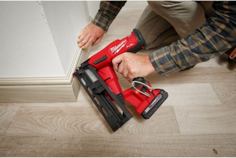 Milwaukee 2841-21CT M18 FUEL 16-Gauge Angled Finish Nailer 2.0Ah Kit