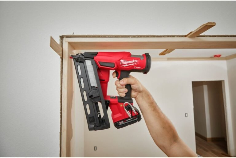 Milwaukee 2841-21CT M18 FUEL 16-Gauge Angled Finish Nailer 2.0Ah Kit