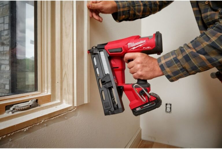 Milwaukee 2841-21CT M18 FUEL 16-Gauge Angled Finish Nailer 2.0Ah Kit