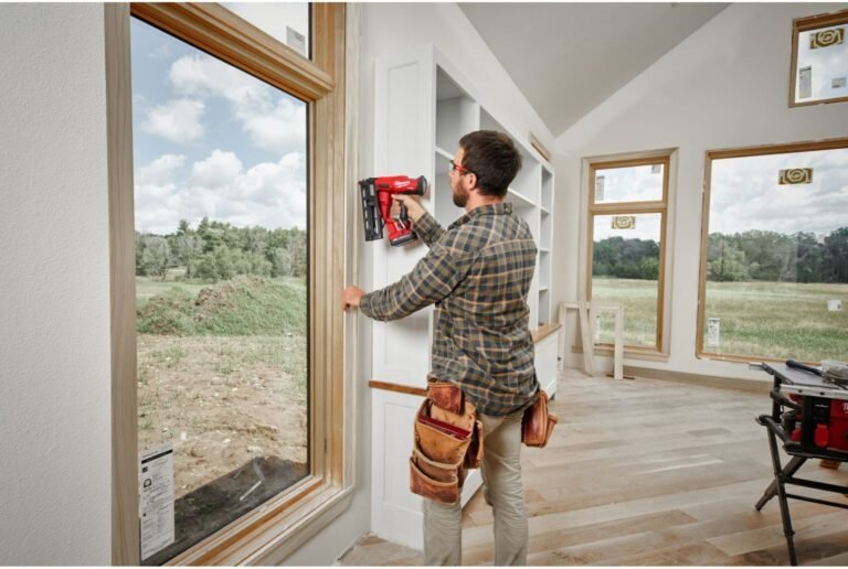 Milwaukee 2841-21CT M18 FUEL 16-Gauge Angled Finish Nailer 2.0Ah Kit