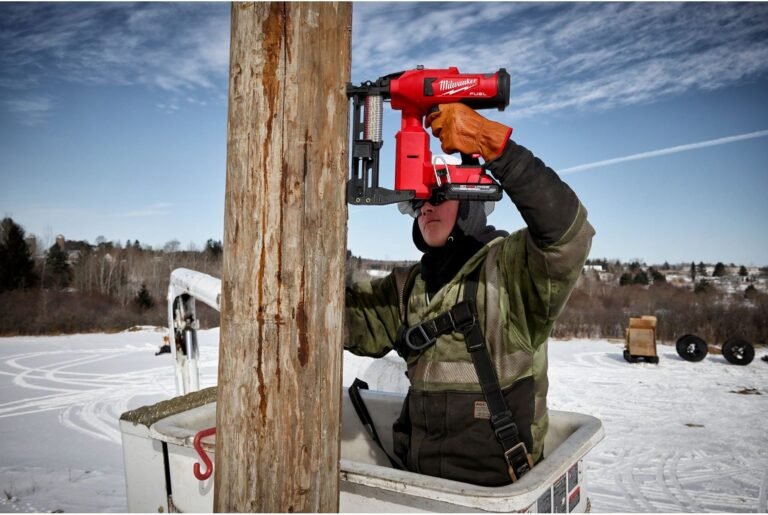 Milwaukee 2843-20 M18 Fuel Utility Fencing Stapler