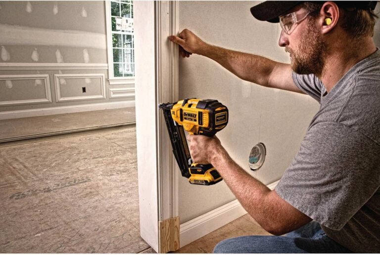 DeWalt DCN660D1 20V MAX 16-Gauge Cordless Brushless Finish Nailer Kit