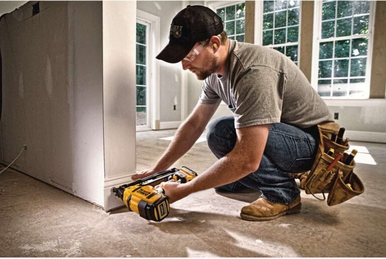 DeWalt DCN660D1 20V MAX 16-Gauge Cordless Brushless Finish Nailer Kit