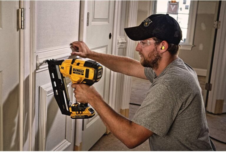 DeWalt DCN660D1 20V MAX 16-Gauge Cordless Brushless Finish Nailer Kit