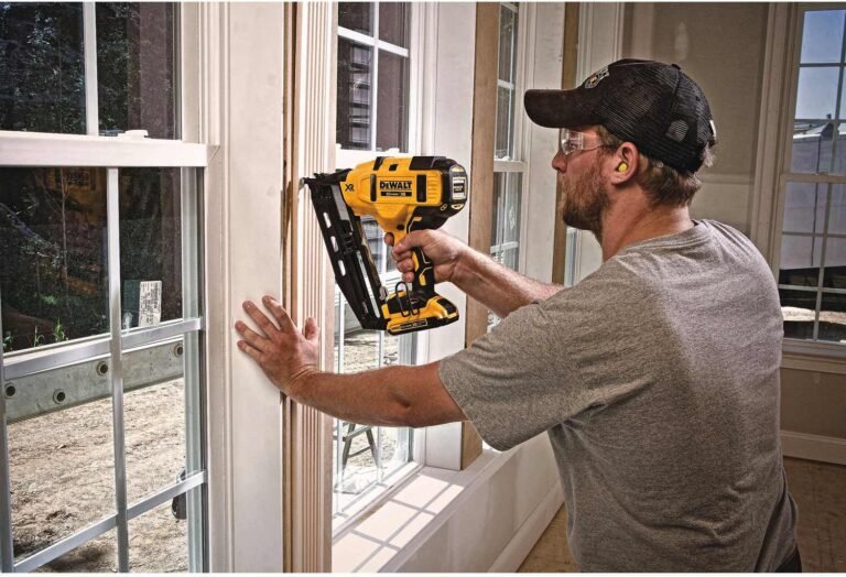DeWalt DCN660D1 20V MAX 16-Gauge Cordless Brushless Finish Nailer Kit