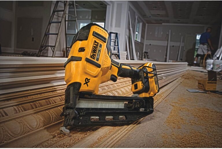 DeWalt DCN660D1 20V MAX 16-Gauge Cordless Brushless Finish Nailer Kit