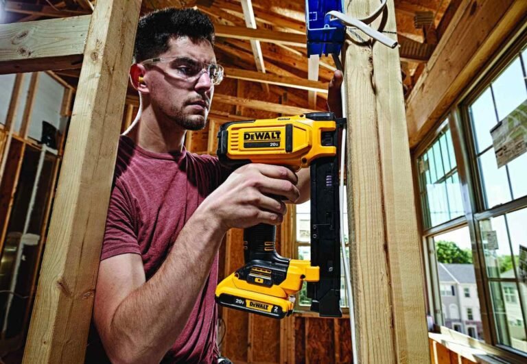 DeWalt DCN701D1 20V MAX Cordless Electrician Cable Stapler 2.0Ah Kit