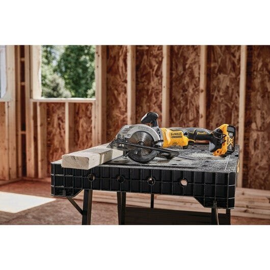 DeWalt DCS571E1 ATOMIC 20V MAX Brushless 4-1/2 in. Circular Saw PowerStack 1.7Ah Kit