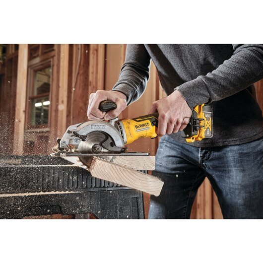 DeWalt DCS571E1 ATOMIC 20V MAX Brushless 4-1/2 in. Circular Saw PowerStack 1.7Ah Kit