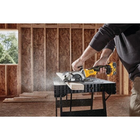 DeWalt DCS571E1 ATOMIC 20V MAX Brushless 4-1/2 in. Circular Saw PowerStack 1.7Ah Kit