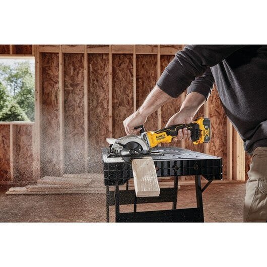 DeWalt DCS571E1 ATOMIC 20V MAX Brushless 4-1/2 in. Circular Saw PowerStack 1.7Ah Kit