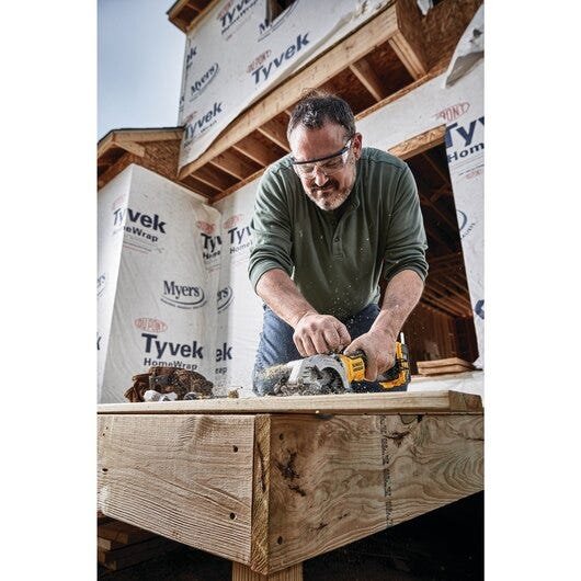 DeWalt DCS571E1 ATOMIC 20V MAX Brushless 4-1/2 in. Circular Saw PowerStack 1.7Ah Kit