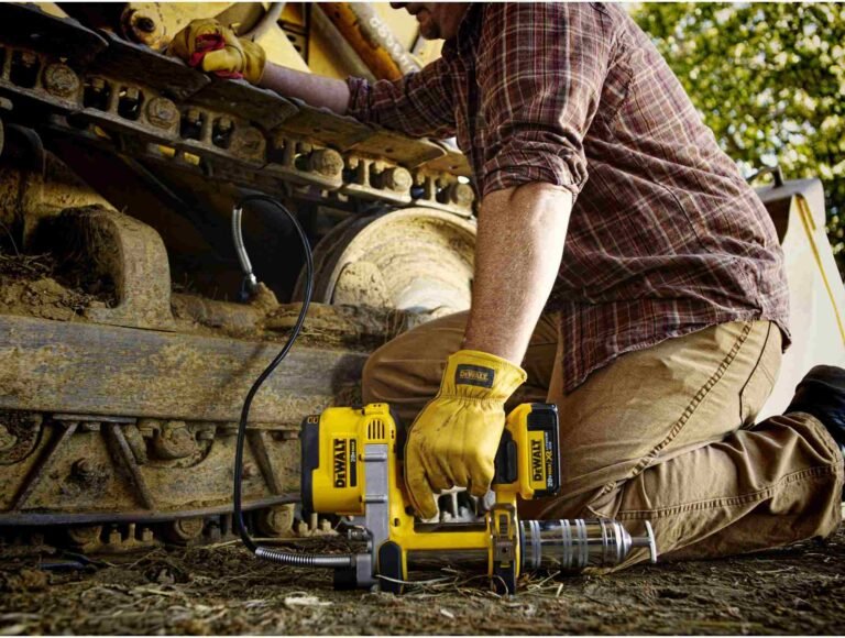 DeWalt DCGG571M1 20V MAX Grease Gun 4.0Ah Kit