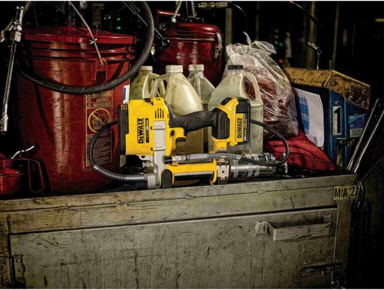 DeWalt DCGG571M1 20V MAX Grease Gun 4.0Ah Kit