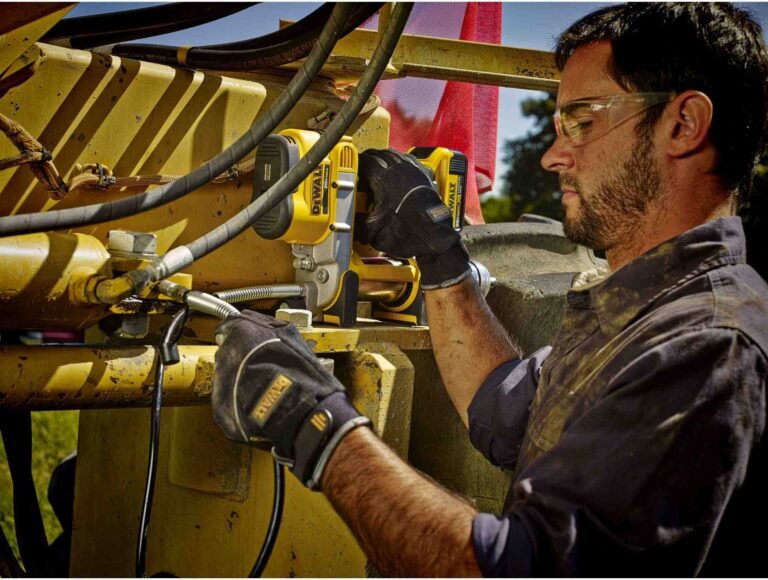 DeWalt DCGG571M1 20V MAX Grease Gun 4.0Ah Kit