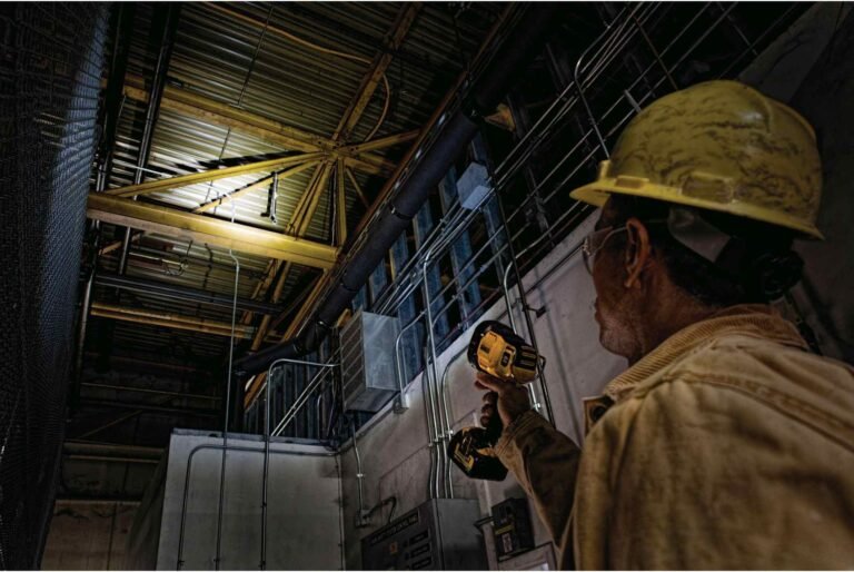 DeWalt DCL043 20V MAX 1500-Lumen LED Spotlight