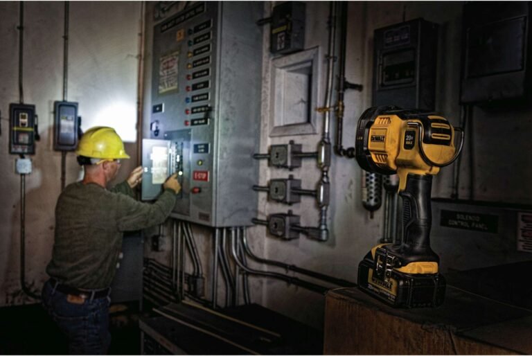 DeWalt DCL043 20V MAX 1500-Lumen LED Spotlight