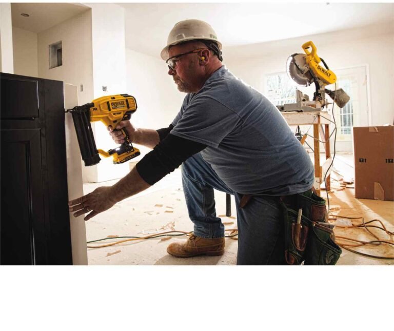 DeWalt DCN680D1 20V MAX XR Brushless 18-Gauge Brad Nailer 2.0Ah Kit