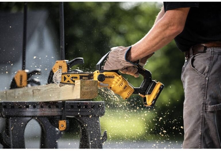 DeWalt DCCS623L1 20V MAX XR Brushless 8 in. Chainsaw 3.0Ah Kit