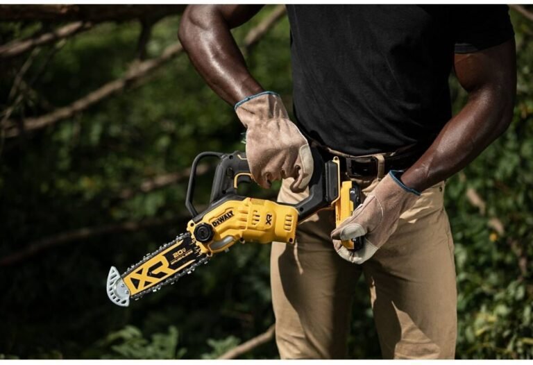 DeWalt DCCS623L1 20V MAX XR Brushless 8 in. Chainsaw 3.0Ah Kit