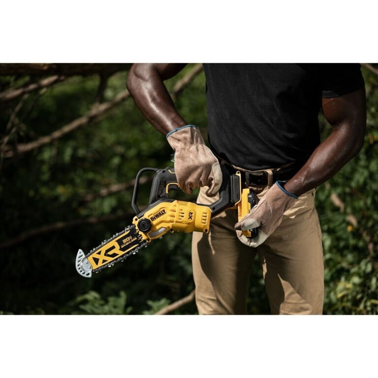 DeWalt DCCS623L1 20V MAX XR Brushless 8 in. Chainsaw 3.0Ah Kit