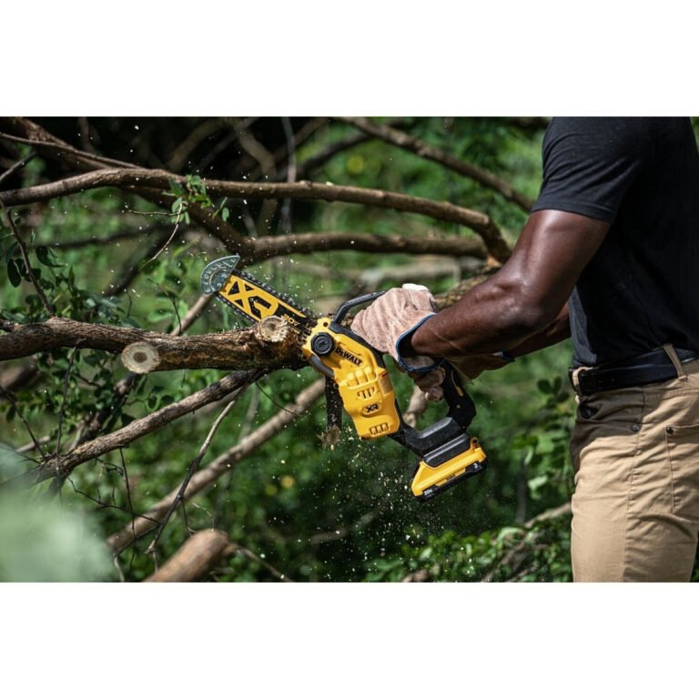 DeWalt DCCS623L1 20V MAX XR Brushless 8 in. Chainsaw 3.0Ah Kit