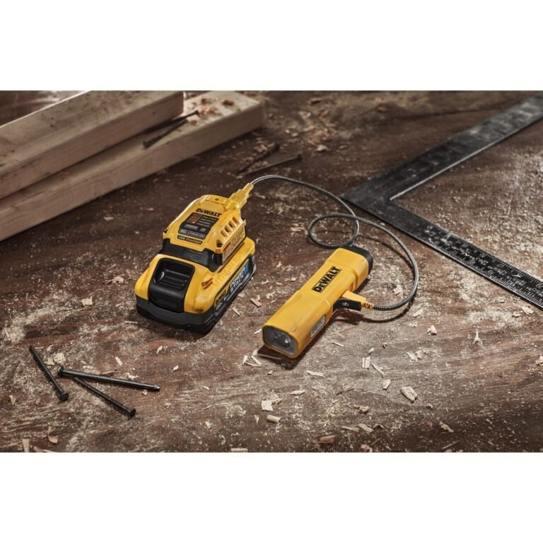 DeWalt DCL183 1000 Lumen USB-C Rechargeable LED Flashlight