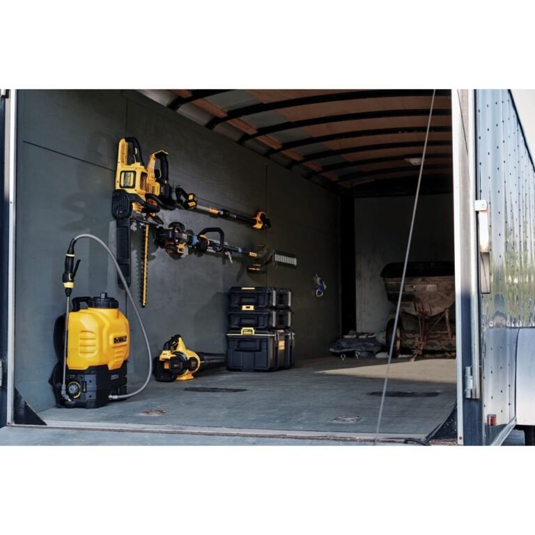 DeWalt DXSP190681B 20V MAX 4-Gallon Backpack Sprayer, Tool Only