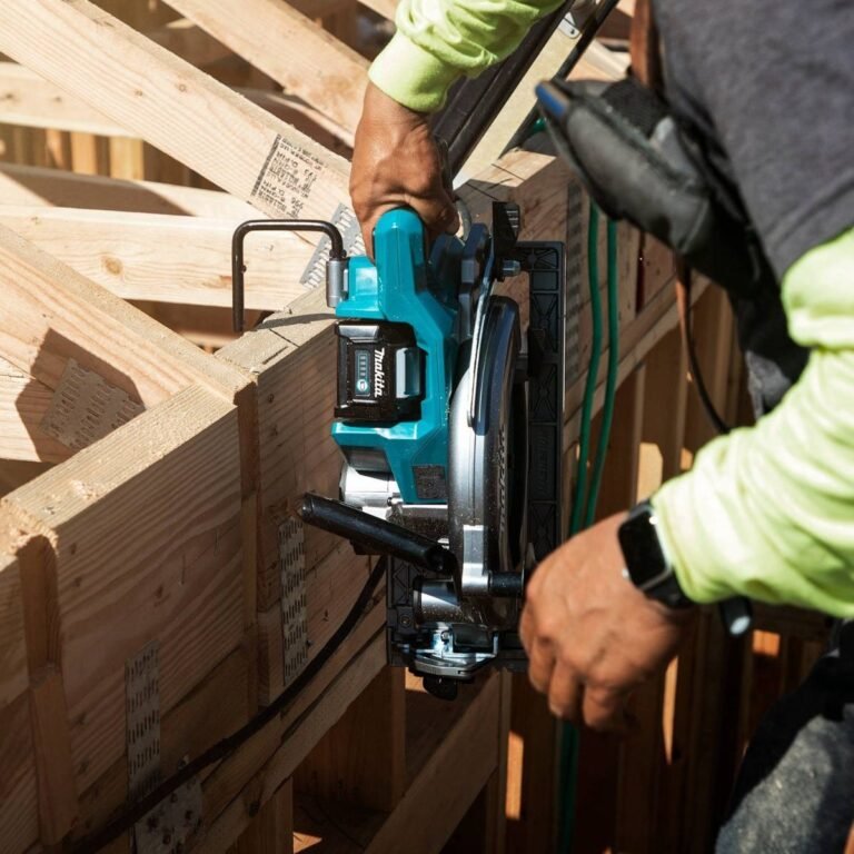 Makita GSR02M1 40V max XGT Brushless Cordless Rear Handle 10-1/4″ Circular Saw Kit, AWS Capable (4.0Ah)