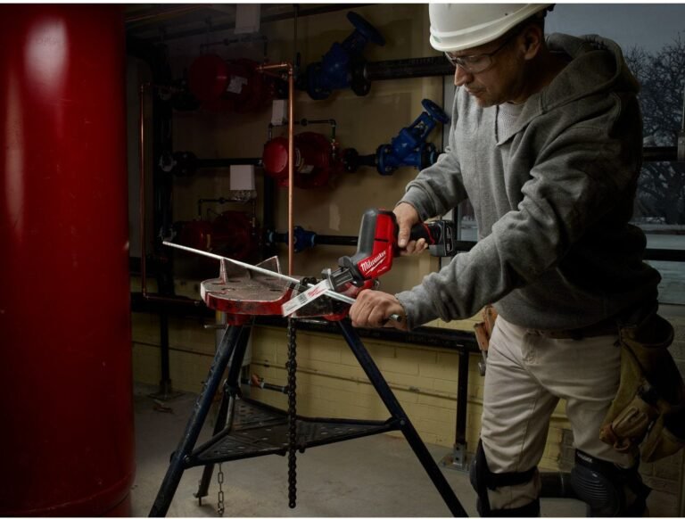 Milwaukee 2520-21XC M12 FUEL Brushless Hacksaw Reciprocating Sawzall 4.0Ah Kit